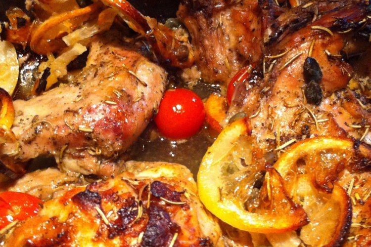 Кролик с фруктами и вином в рукаве