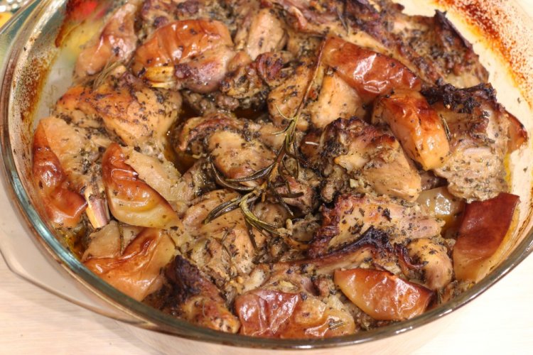 Кролик с яблоками в духовке