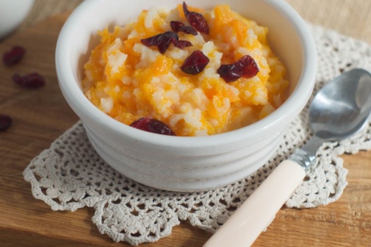 Рисовая каша с тыквой и клюквой на молоке