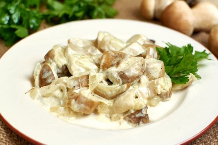 Белые грибы в сметане