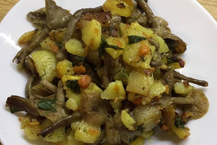 Жареная картошка с опятами в томате