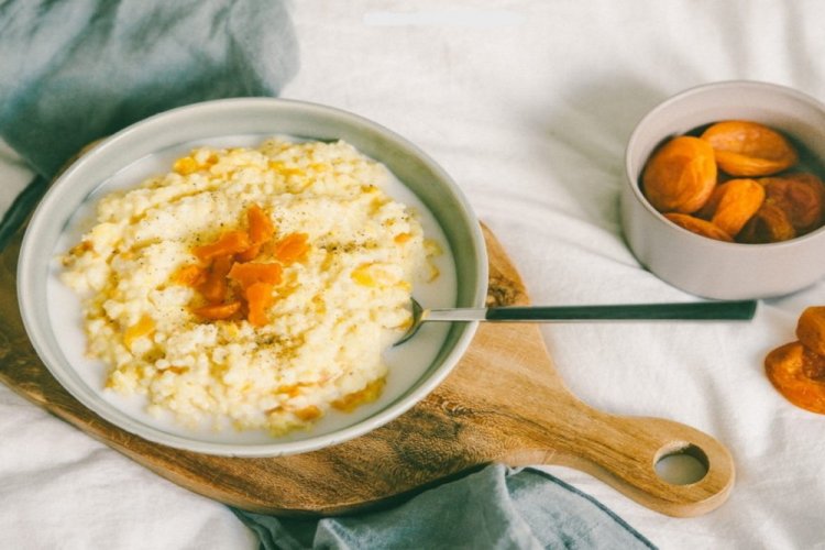 Пшенная каша с тыквой и курагой на молоке