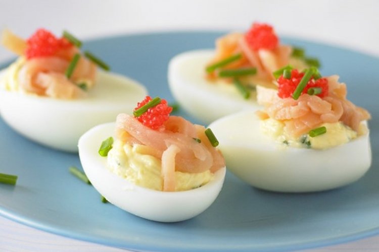 Фаршированные яйца с лососем и красной икрой