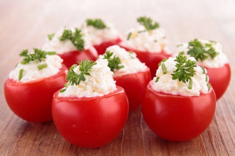 Помидоры с сыром и чесноком