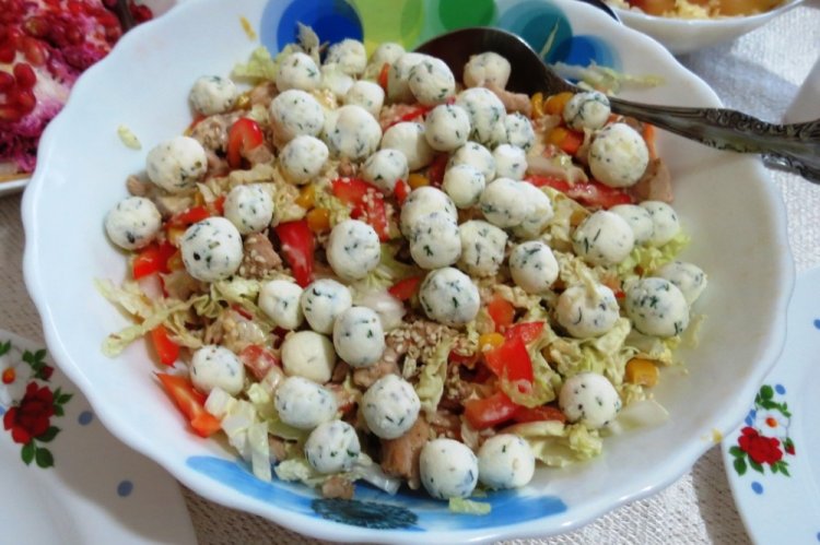Новогодний салат с курицей и сырными шариками