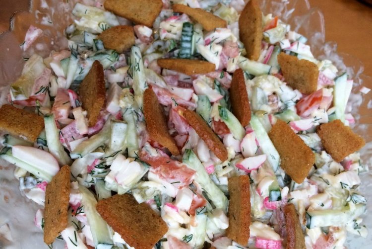 Салат с крабовыми палочками и сухариками