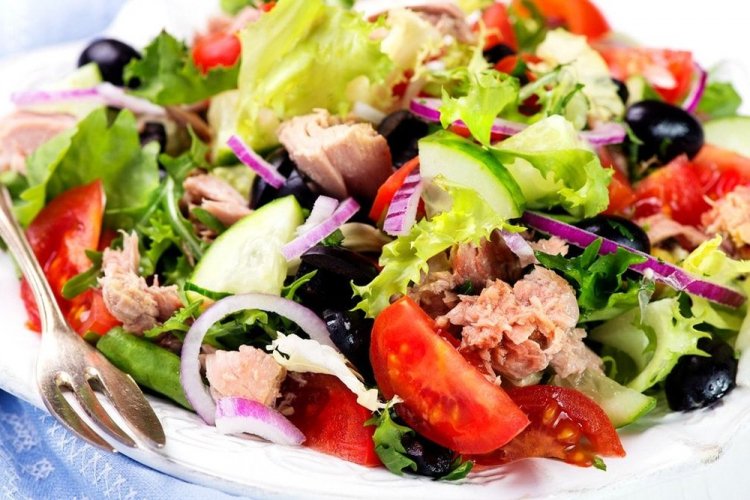 Салат со свежими овощами и тунцом