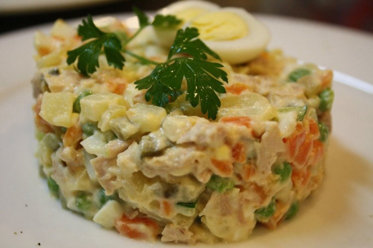 Оливье со свежим огурцом и яблоком