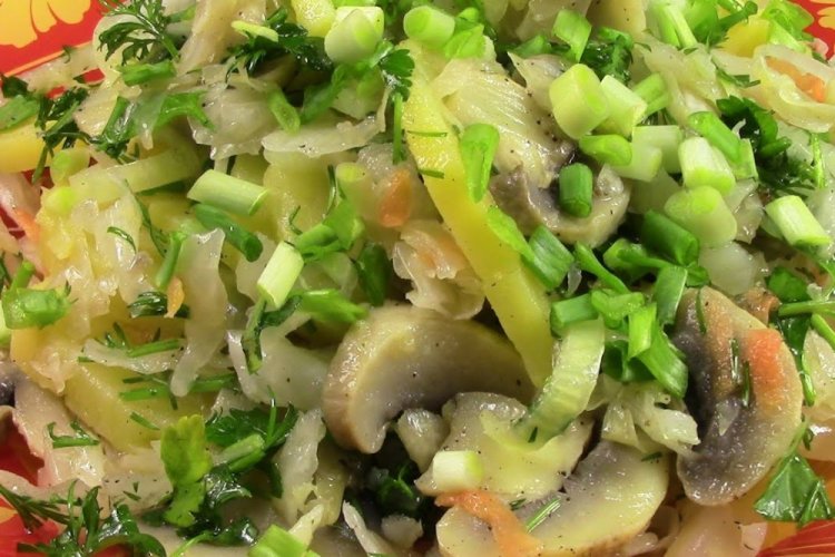 Новогодний салат с квашеной капустой