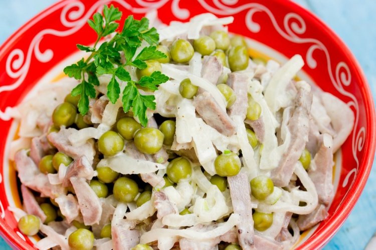 Салат с говядиной и зеленым горошком
