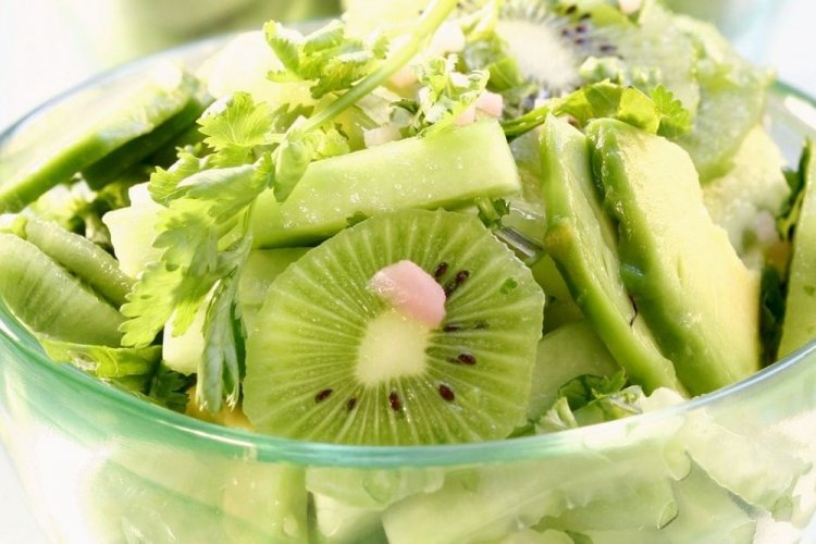 Зеленый салат с огурцами и киви