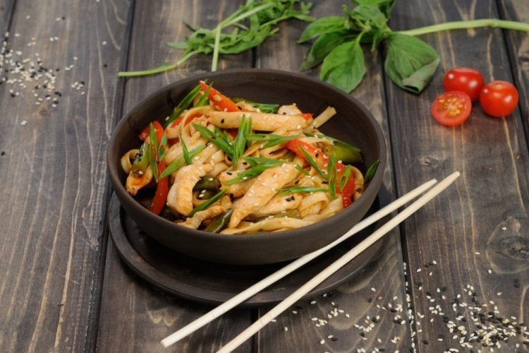 Лапша вок с курицей и кукурузой