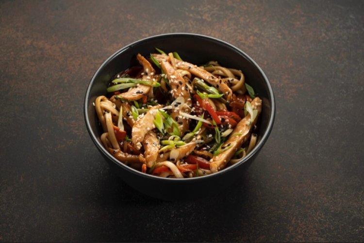 Лапша вок с курицей и зеленым горошком