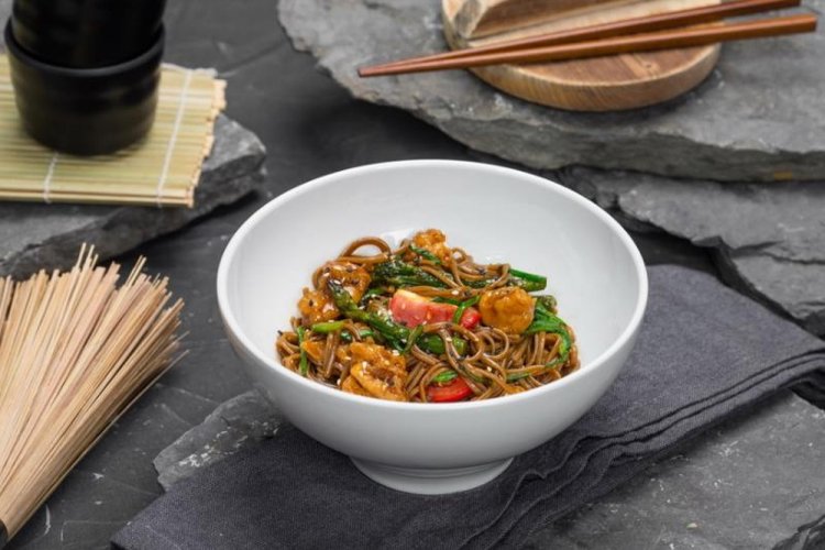 Лапша вок с курицей и помидорами