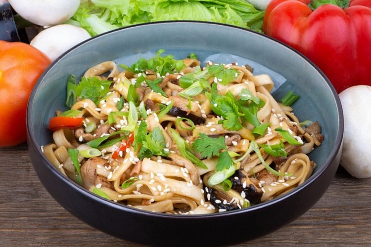 Лапша вок с курицей и грибами шиитаке