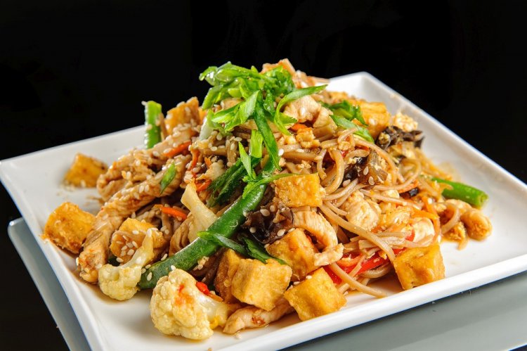 Лапша вок с курицей и цветной капустой