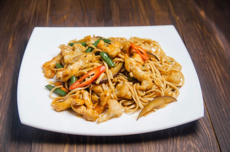 Лапша вок с курицей и баклажанами