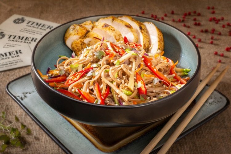 Лапша вок с курицей и кабачками