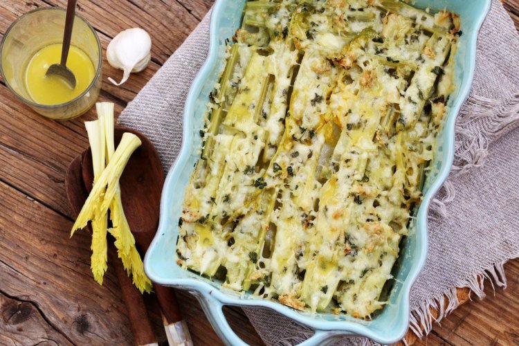 Запеченный сельдерей в сметане