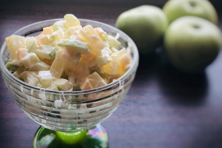 Фруктовый салат с сельдереем