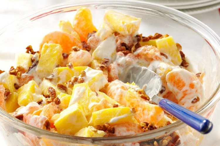 Фруктовый салат с мандаринами и печеньем