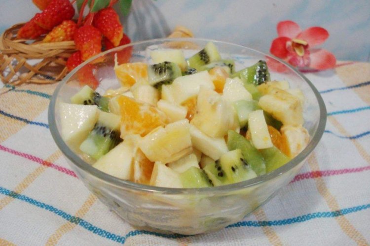 Фруктовый салат с киви и грушей