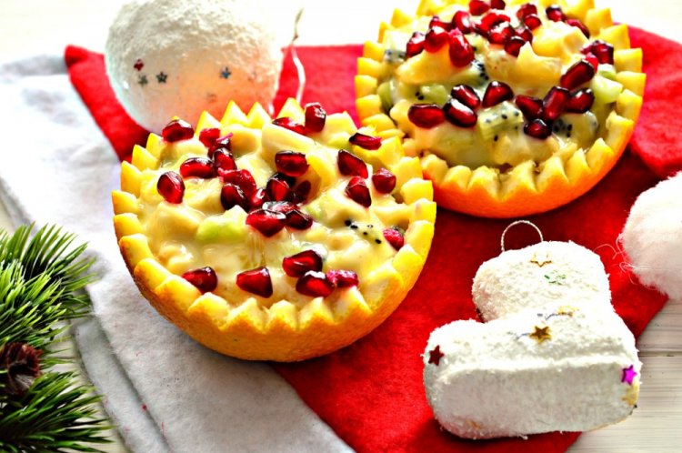 Фруктовый салат в половинках апельсина