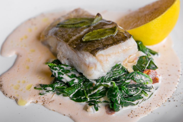 Палтус со шпинатом