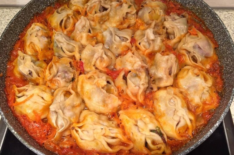 Манты с томатным соусом на сковороде