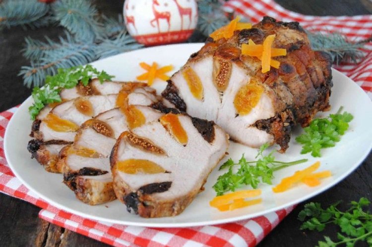 Запеченная свинина с сухофруктами