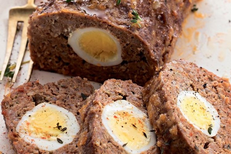 Новогодний мясной рулет с яйцом