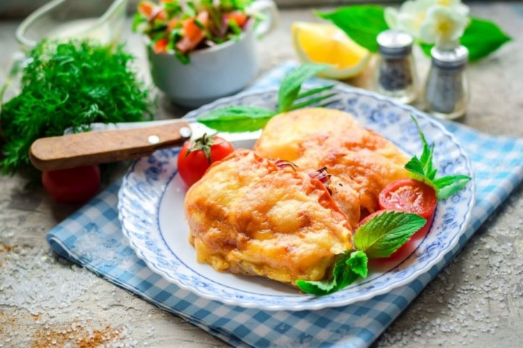 Отбивные из индейки с помидорами под сыром