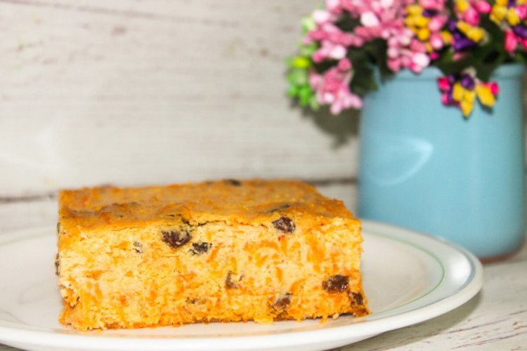 Морковная запеканка с изюмом и курагой в мультиварке