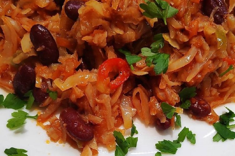 Бигус с копченостями и фасолью