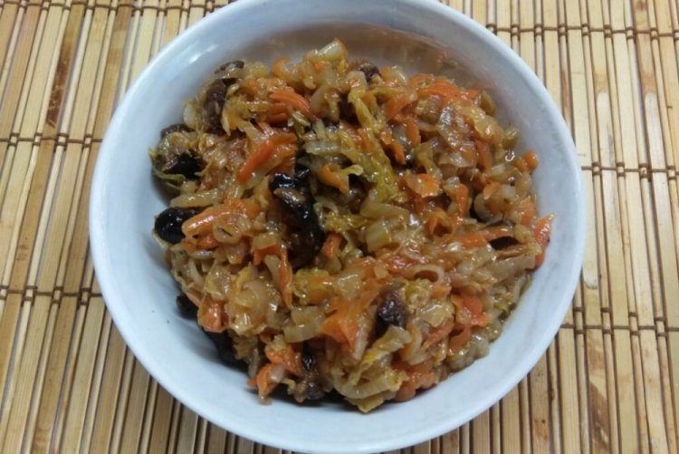 Бигус с грибами и черносливом