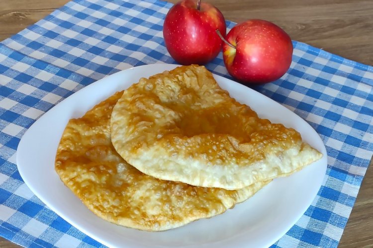 Чебуреки с яблоками и корицей
