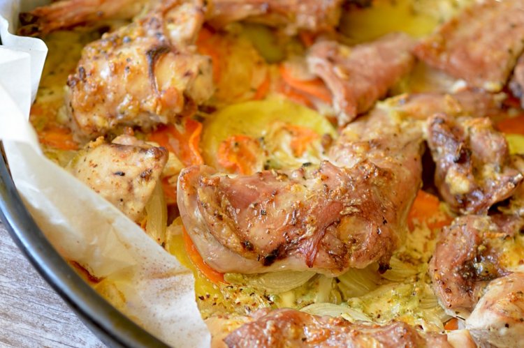 Кролик в сметане в духовке