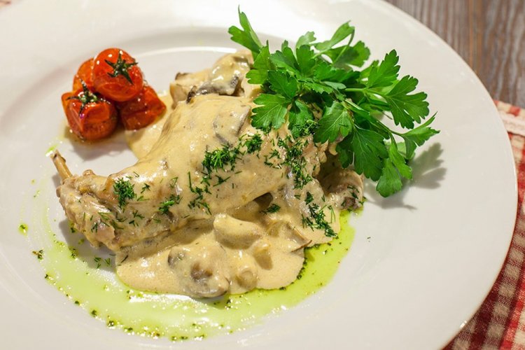 Кролик с цукини в сметане