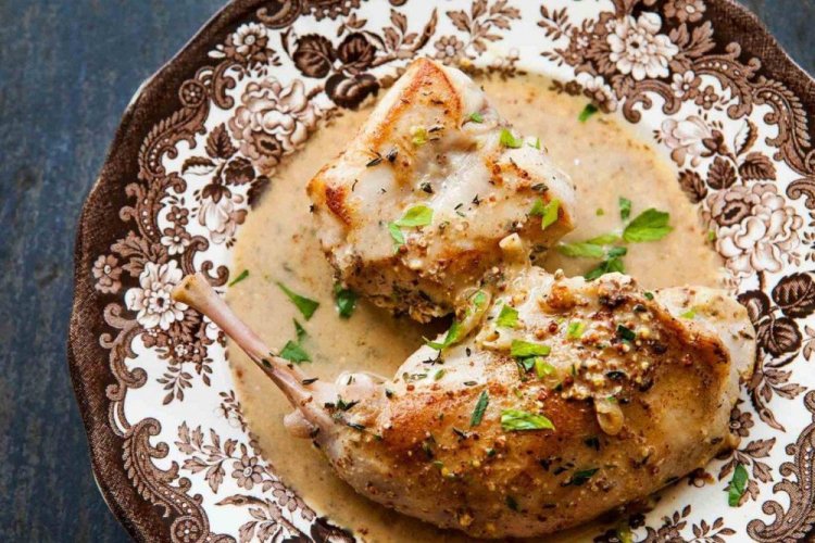 Кролик в сметане на сковороде