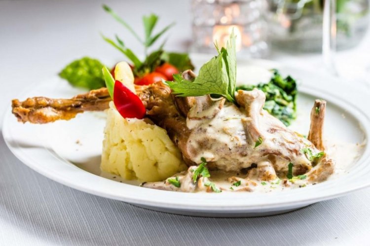 Кролик в сметане в мультиварке