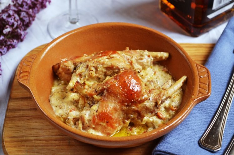 Кролик в сметане в казане