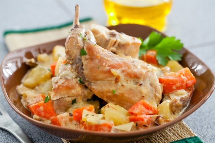 Кролик с картошкой в сметане