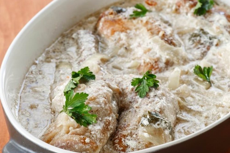 Кролик с цветной капустой в сметане в рукаве