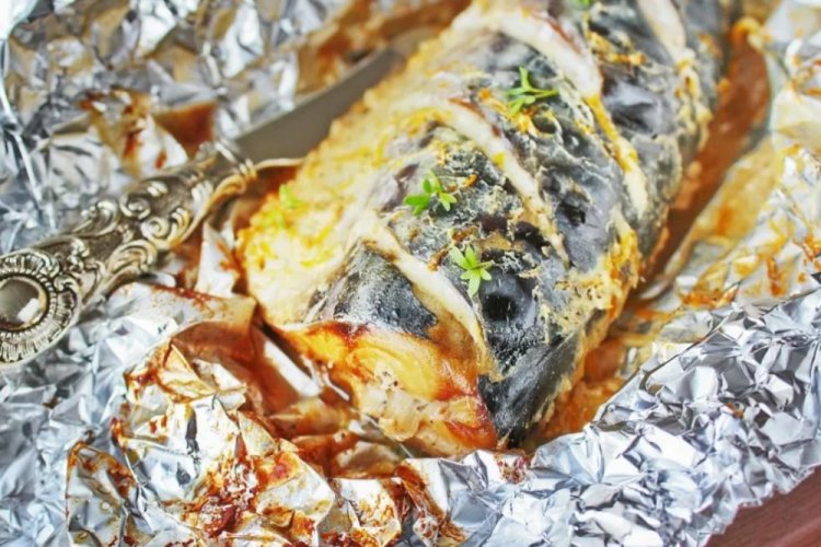 Скумбрия с зеленью в фольге в духовке