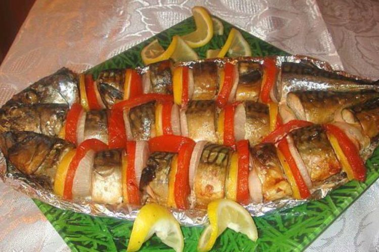 Скумбрия с помидорами в фольге