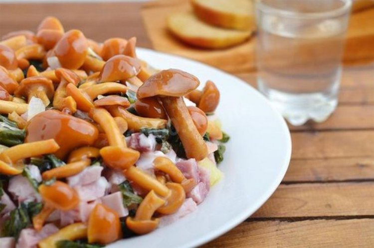 Салат с маринованными опятами и картошкой