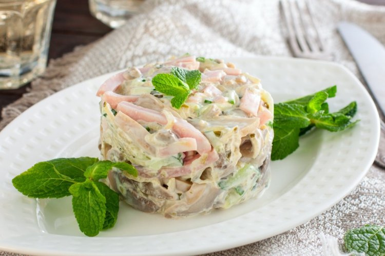 Салат с ветчиной и солеными огурцами