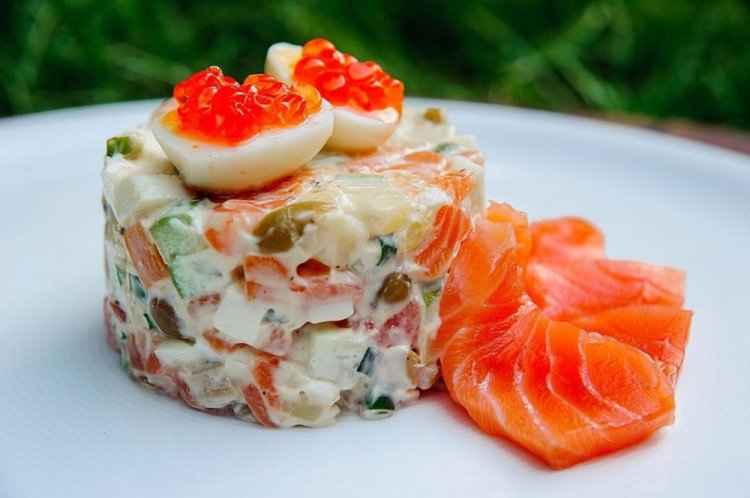 Оливье с семгой и красной икрой