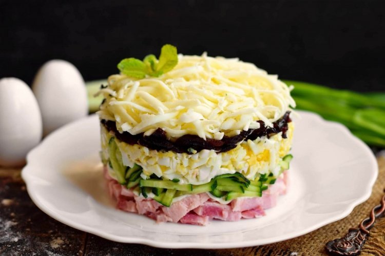 Салат с ветчиной и черносливом