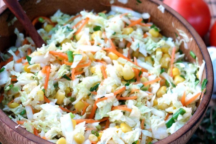 Легкий салат с пекинской капустой и морковью